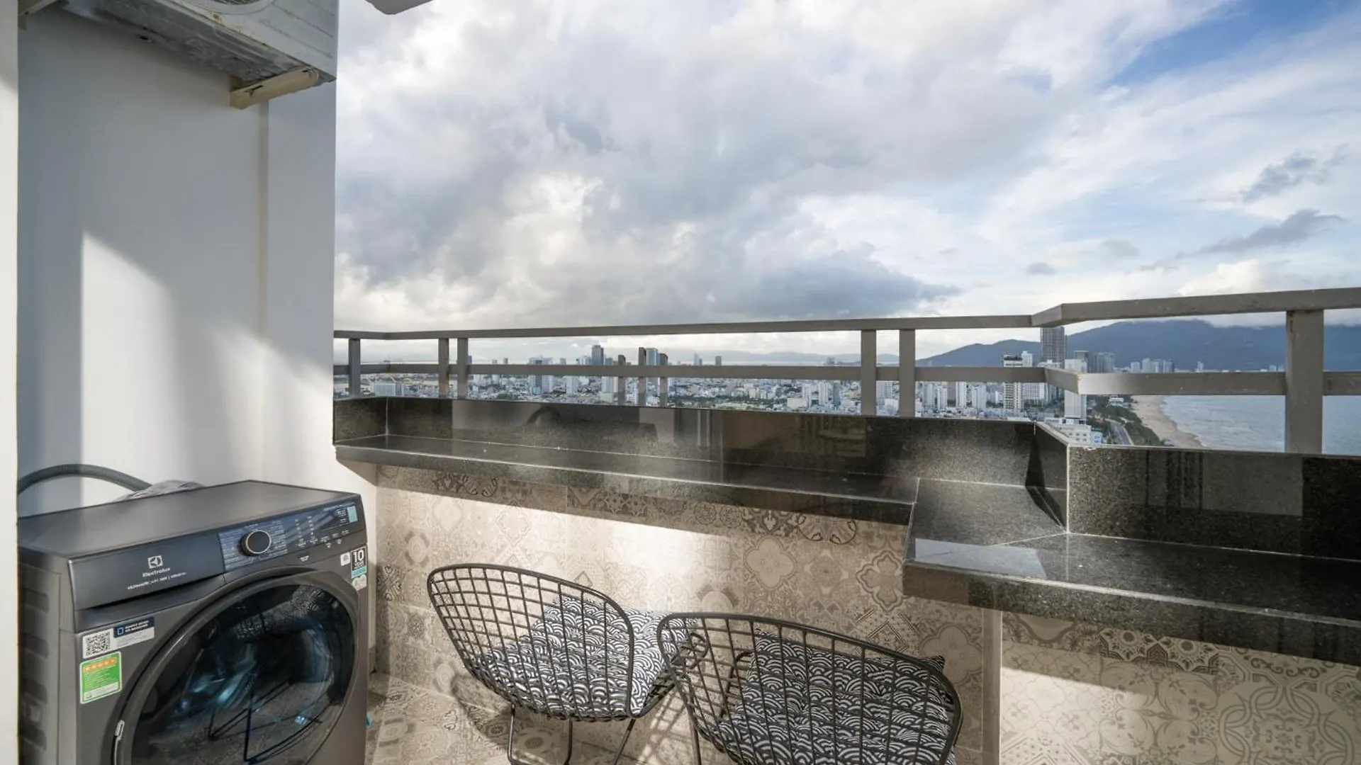 Muong Thanh Beach Apartment Da Nang