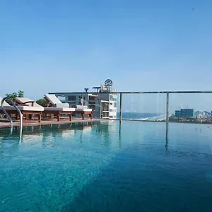4* Hotell Sofiana My Khe & Spa- Rooftop Pool Bar